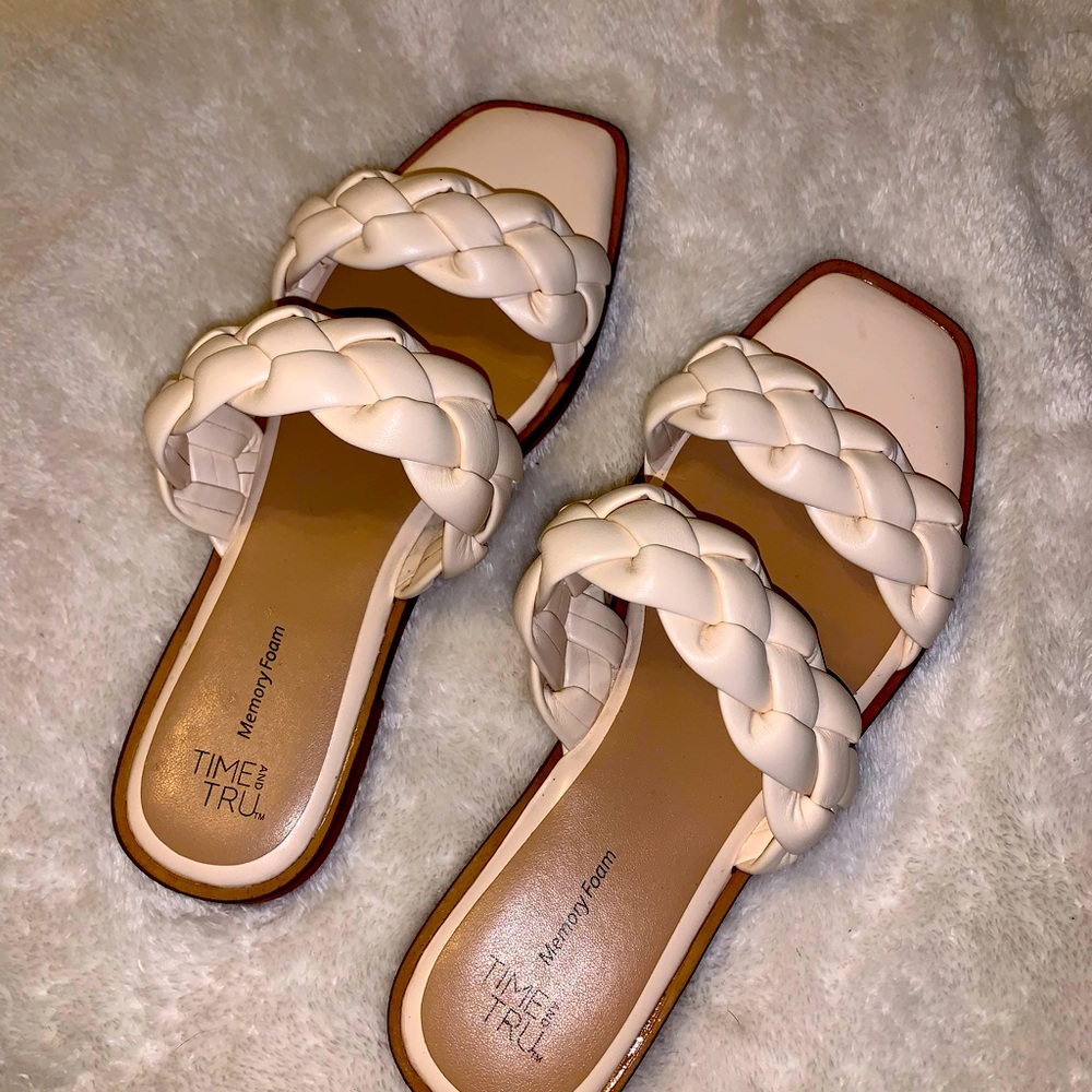 NUDE SANDALS - MEMORY FOAM! STYLISH! Size 8